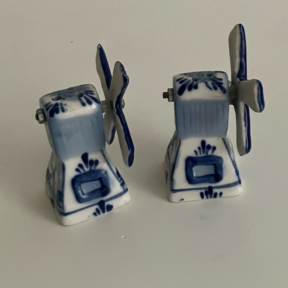 Vintage Delft Style Blue and White Windmill Salt and Pepper Shaker - Picture 3 of 7
